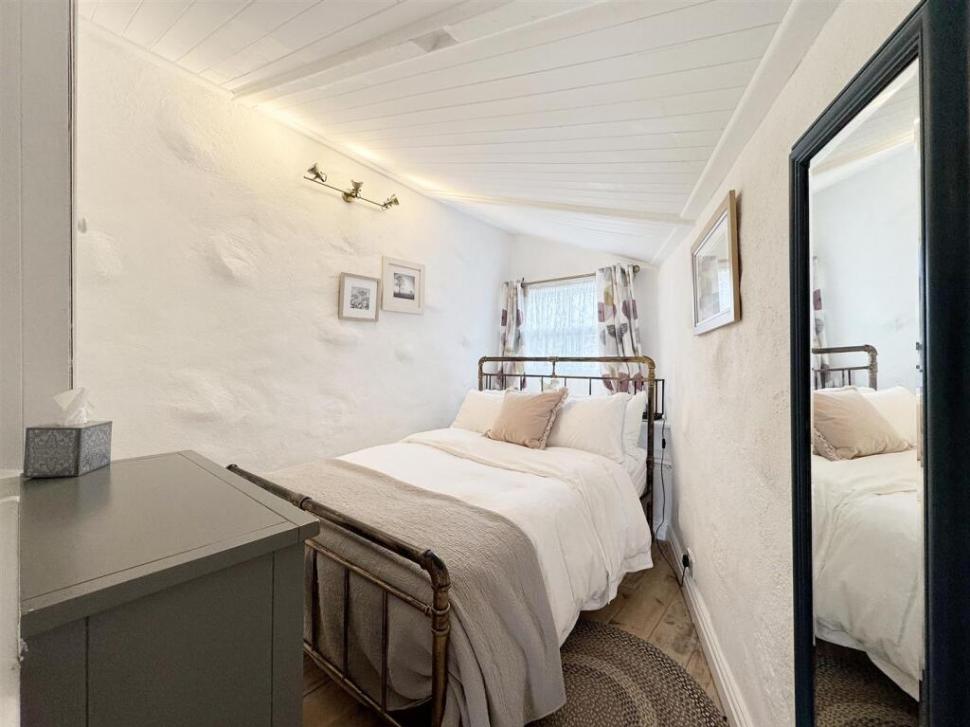 O casă construită pe o alee, pe 16 mp, este cea mai mică locuință din UK, dar se vinde cu un preț uluitor. Cum arată la interior 953131