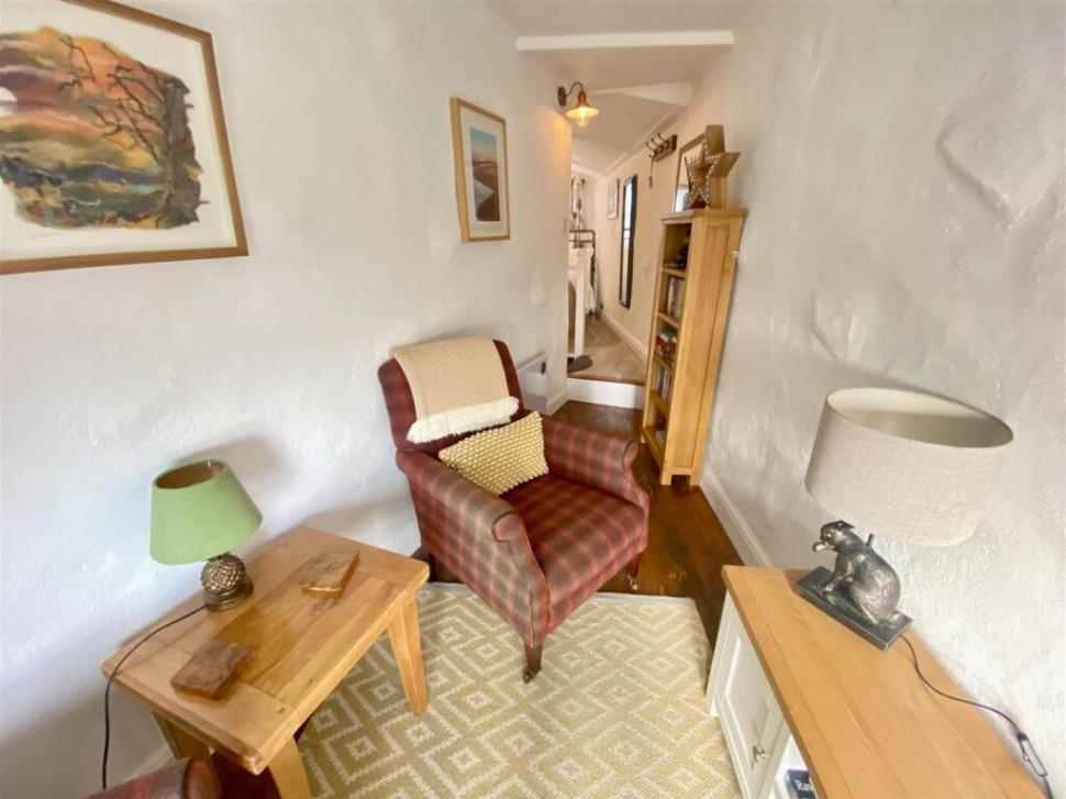 O casă construită pe o alee, pe 16 mp, este cea mai mică locuință din UK, dar se vinde cu un preț uluitor. Cum arată la interior 953132