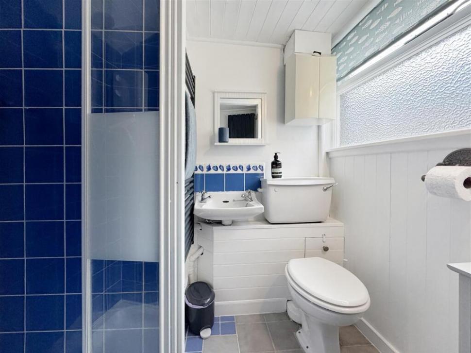 O casă construită pe o alee, pe 16 mp, este cea mai mică locuință din UK, dar se vinde cu un preț uluitor. Cum arată la interior 953133