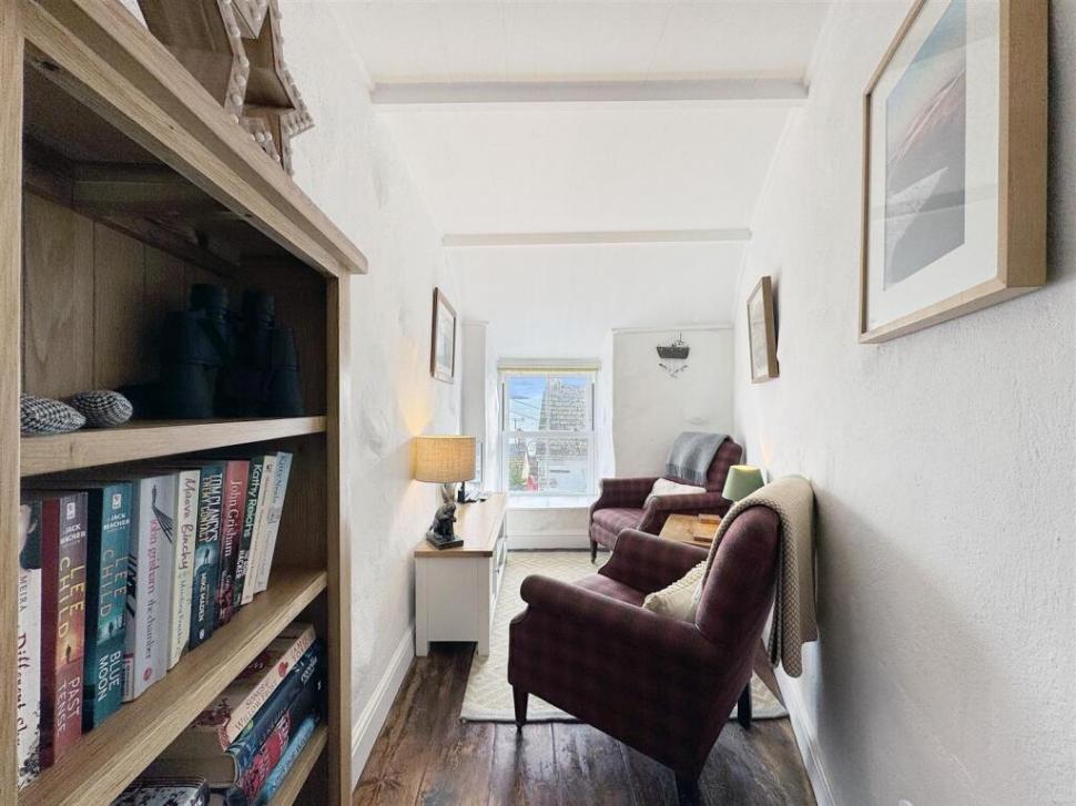 O casă construită pe o alee, pe 16 mp, este cea mai mică locuință din UK, dar se vinde cu un preț uluitor. Cum arată la interior 953134