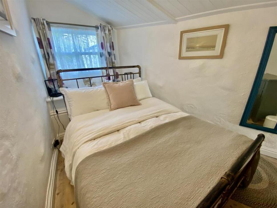 O casă construită pe o alee, pe 16 mp, este cea mai mică locuință din UK, dar se vinde cu un preț uluitor. Cum arată la interior 953135