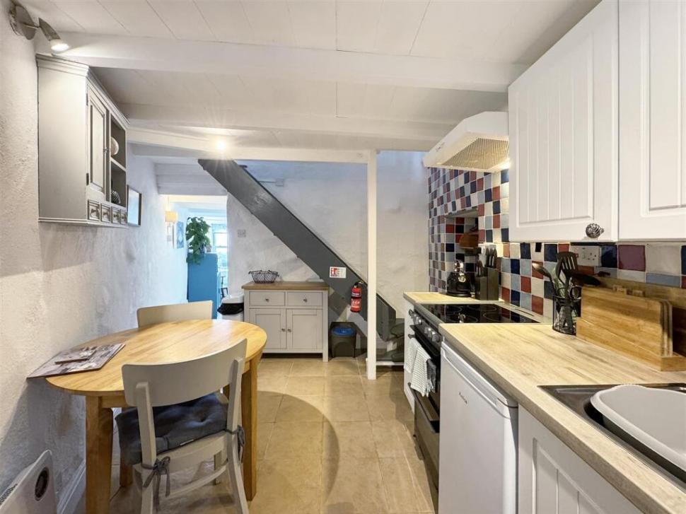 O casă construită pe o alee, pe 16 mp, este cea mai mică locuință din UK, dar se vinde cu un preț uluitor. Cum arată la interior 953136