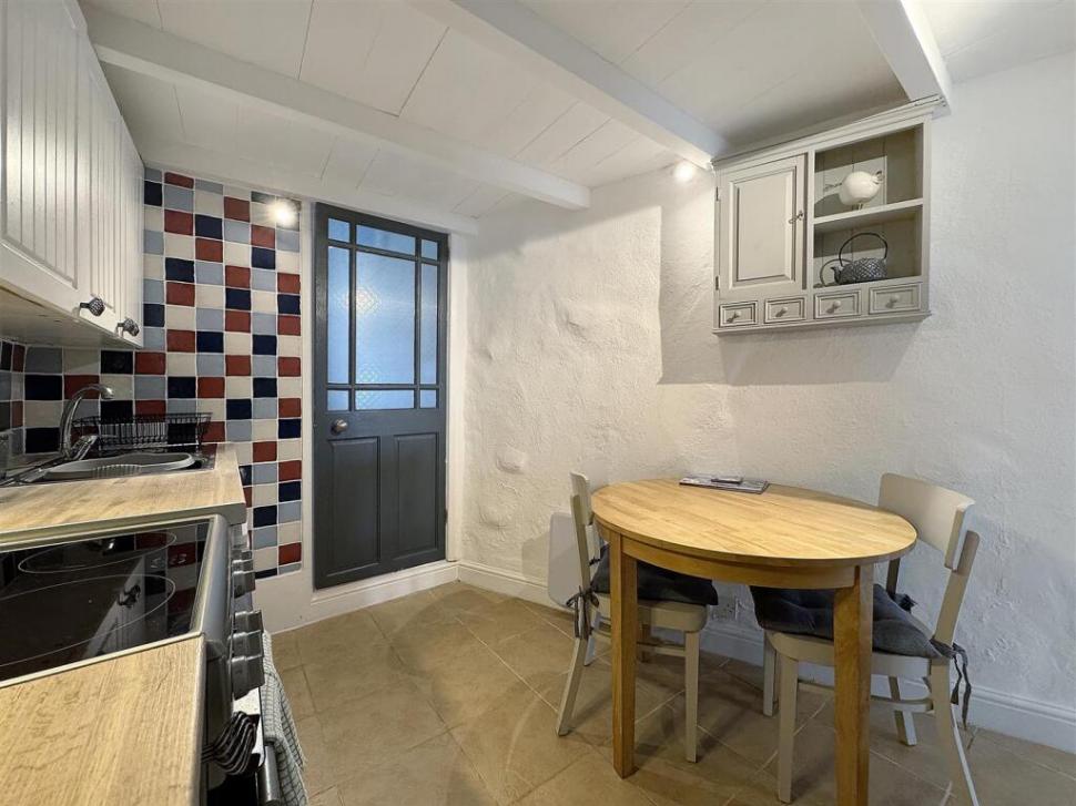 O casă construită pe o alee, pe 16 mp, este cea mai mică locuință din UK, dar se vinde cu un preț uluitor. Cum arată la interior 953137