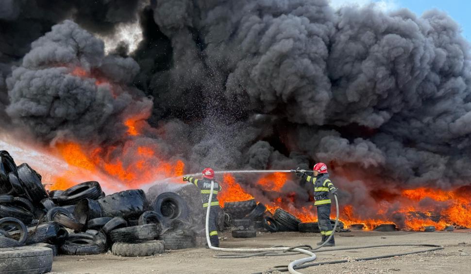 Incendiu puternic la un depozit de anvelope uzate din Tulcea. A fost emis un mesaj Ro-Alert din cauza degajărilor mari de fum 953577