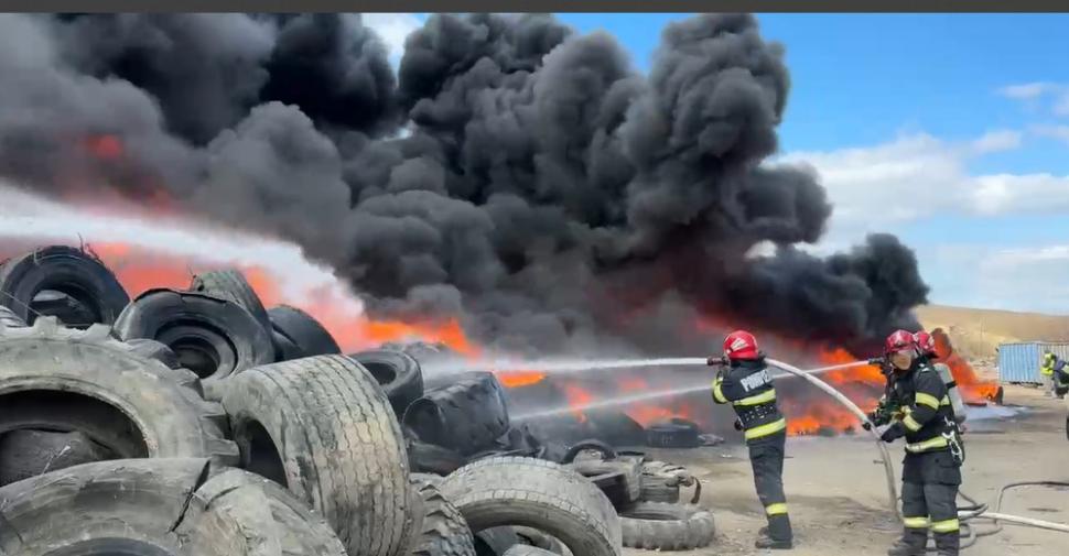 Incendiu puternic la un depozit de anvelope uzate din Tulcea. A fost emis un mesaj Ro-Alert din cauza degajărilor mari de fum 953580