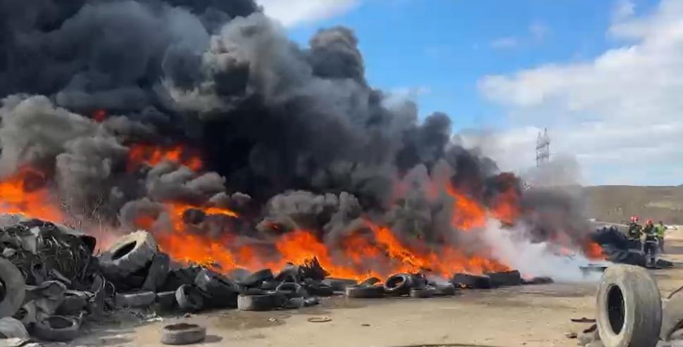 Incendiu puternic la un depozit de anvelope uzate din Tulcea. A fost emis un mesaj Ro-Alert din cauza degajărilor mari de fum 953581