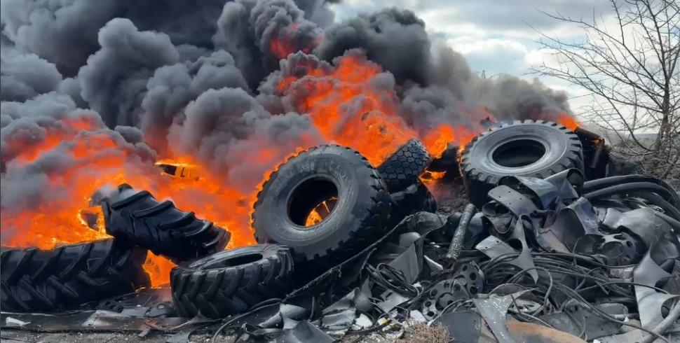 Incendiu puternic la un depozit de anvelope uzate din Tulcea. A fost emis un mesaj Ro-Alert din cauza degajărilor mari de fum 953582