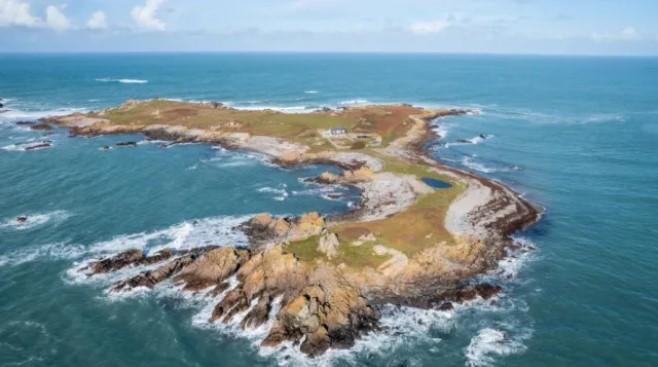 Insula care se poate închiria în întregime cu doar 50 de euro pe noapte. Are o casă cu 9 dormitoare, complet utilată 953634