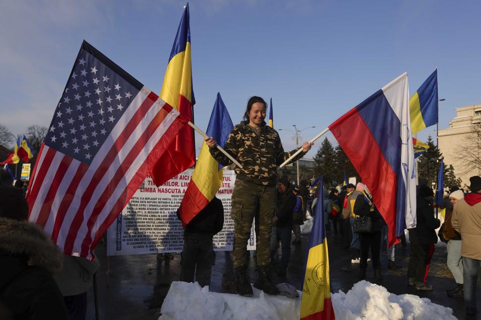 Steagul Rusiei cu semnul războiului din Ucraina a fost fluturat la mitingul pro-Călin Georgescu din București 953663