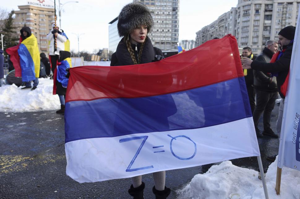 Steagul Rusiei cu semnul războiului din Ucraina a fost fluturat la mitingul pro-Călin Georgescu din București 953664