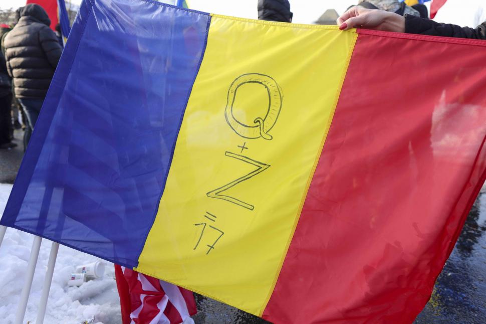 Steagul Rusiei cu semnul războiului din Ucraina a fost fluturat la mitingul pro-Călin Georgescu din București 953666