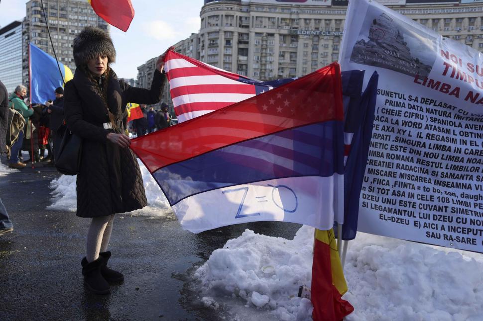 Steagul Rusiei cu semnul războiului din Ucraina a fost fluturat la mitingul pro-Călin Georgescu din București 953668