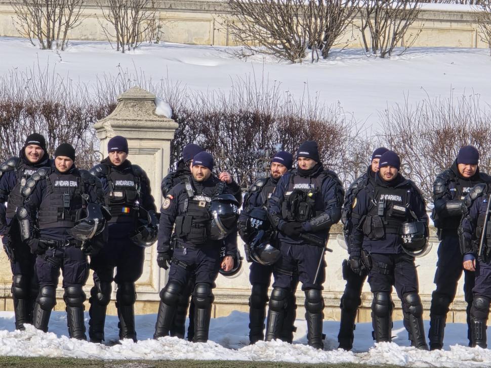 Cum a fost la protestul pro-Georgescu: ”Hai să adunăm zăpada de pe jos, să o punem în buzunare. Președintele merită să facem asta” 953721