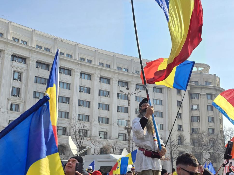 Cum a fost la protestul pro-Georgescu: ”Hai să adunăm zăpada de pe jos, să o punem în buzunare. Președintele merită să facem asta” 953723