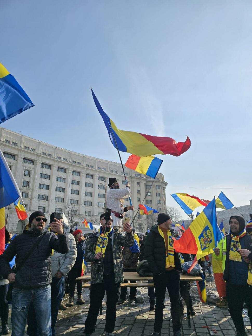 Cum a fost la protestul pro-Georgescu: ”Hai să adunăm zăpada de pe jos, să o punem în buzunare. Președintele merită să facem asta” 953724