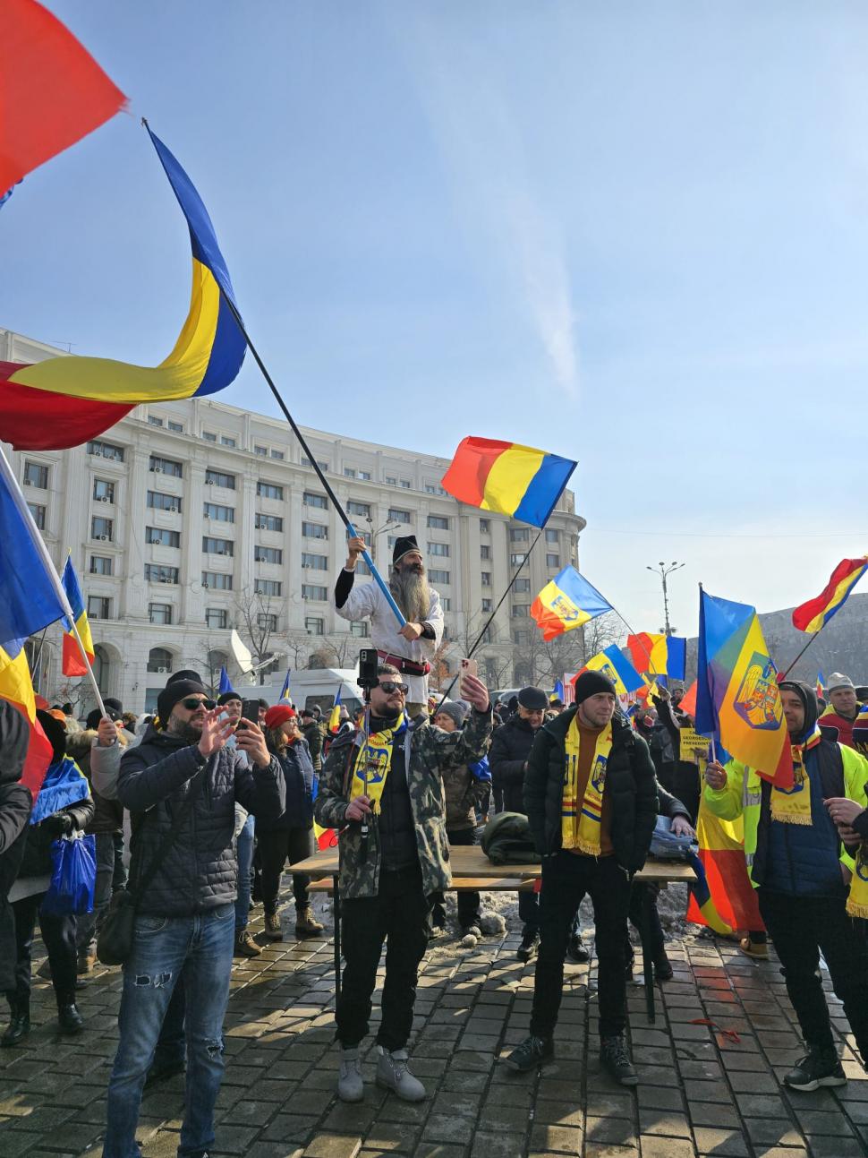 Cum a fost la protestul pro-Georgescu: ”Hai să adunăm zăpada de pe jos, să o punem în buzunare. Președintele merită să facem asta” 953725