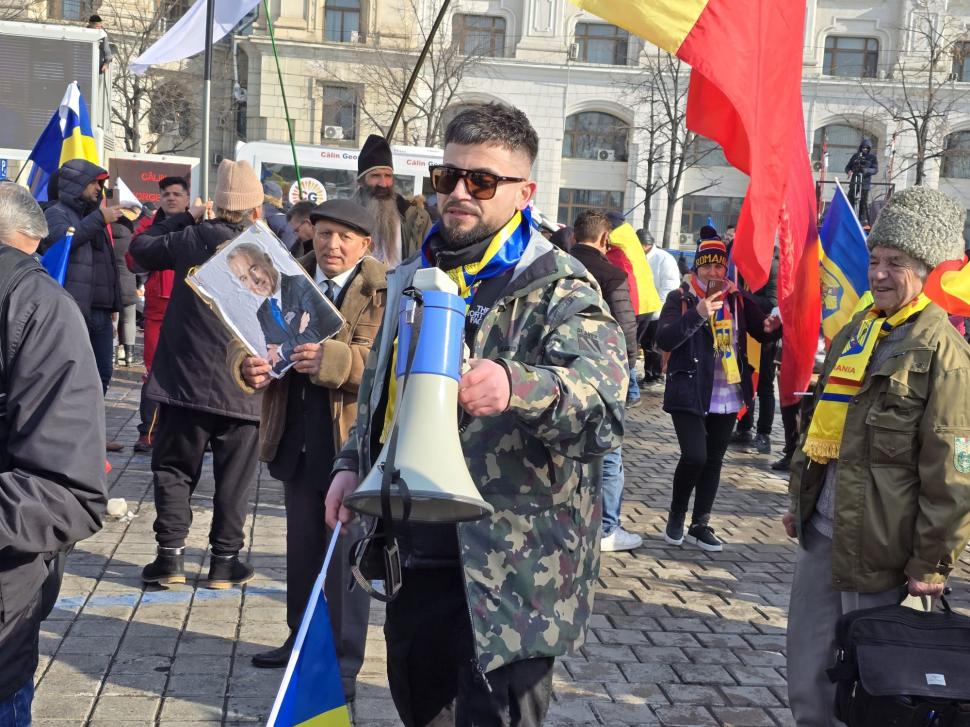 Cum a fost la protestul pro-Georgescu: ”Hai să adunăm zăpada de pe jos, să o punem în buzunare. Președintele merită să facem asta” 953729