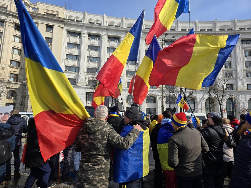 Cum a fost la protestul pro-Georgescu: ”Hai să adunăm zăpada de pe jos, să o punem în buzunare. Președintele merită să facem asta” 953734