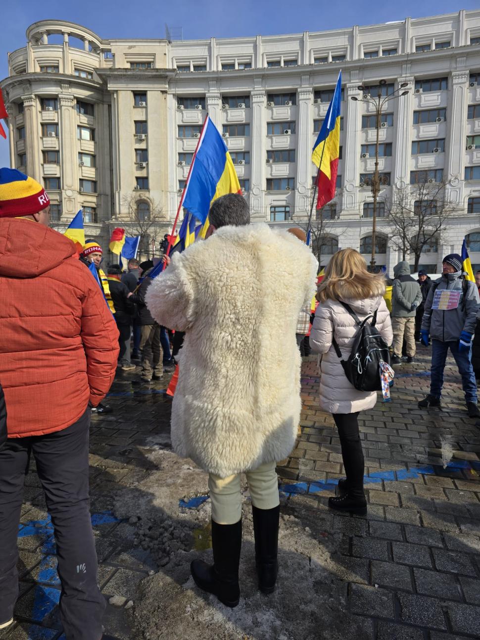 Cum a fost la protestul pro-Georgescu: ”Hai să adunăm zăpada de pe jos, să o punem în buzunare. Președintele merită să facem asta” 953735