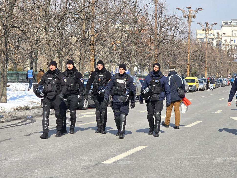 Cum a fost la protestul pro-Georgescu: ”Hai să adunăm zăpada de pe jos, să o punem în buzunare. Președintele merită să facem asta” 953738