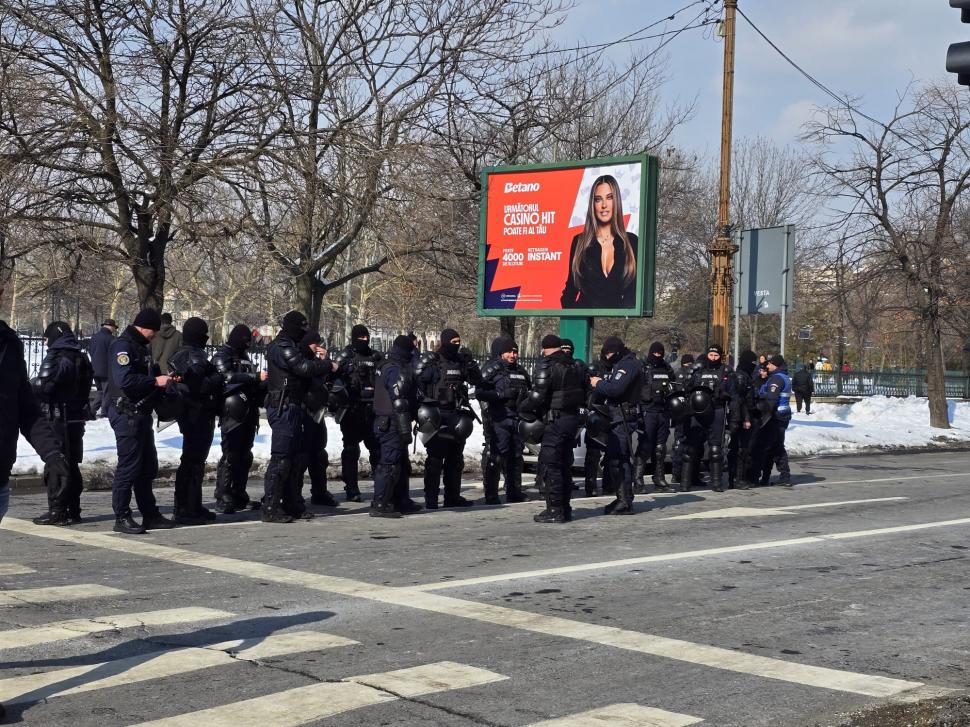 Cum a fost la protestul pro-Georgescu: ”Hai să adunăm zăpada de pe jos, să o punem în buzunare. Președintele merită să facem asta” 953739