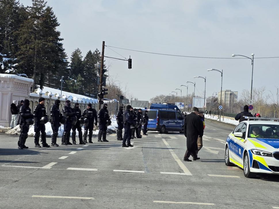 Cum a fost la protestul pro-Georgescu: ”Hai să adunăm zăpada de pe jos, să o punem în buzunare. Președintele merită să facem asta” 953740