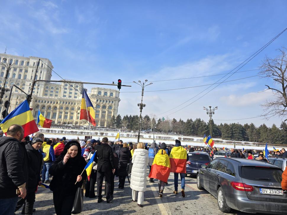 Cum a fost la protestul pro-Georgescu: ”Hai să adunăm zăpada de pe jos, să o punem în buzunare. Președintele merită să facem asta” 953743