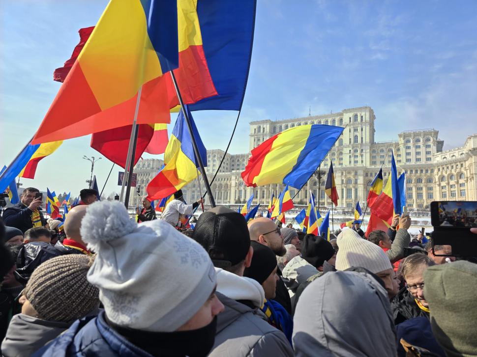 Cum a fost la protestul pro-Georgescu: ”Hai să adunăm zăpada de pe jos, să o punem în buzunare. Președintele merită să facem asta” 953745