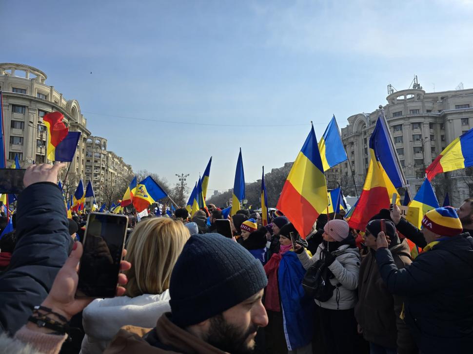 Cum a fost la protestul pro-Georgescu: ”Hai să adunăm zăpada de pe jos, să o punem în buzunare. Președintele merită să facem asta” 953747