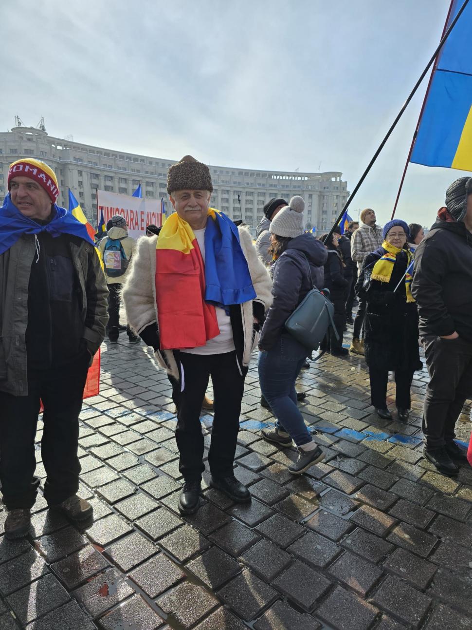 Cum a fost la protestul pro-Georgescu: ”Hai să adunăm zăpada de pe jos, să o punem în buzunare. Președintele merită să facem asta” 953748