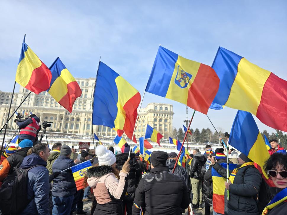 Cum a fost la protestul pro-Georgescu: ”Hai să adunăm zăpada de pe jos, să o punem în buzunare. Președintele merită să facem asta” 953749