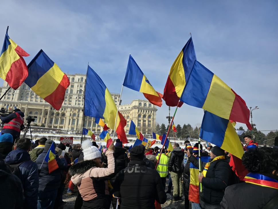 Cum a fost la protestul pro-Georgescu: ”Hai să adunăm zăpada de pe jos, să o punem în buzunare. Președintele merită să facem asta” 953750