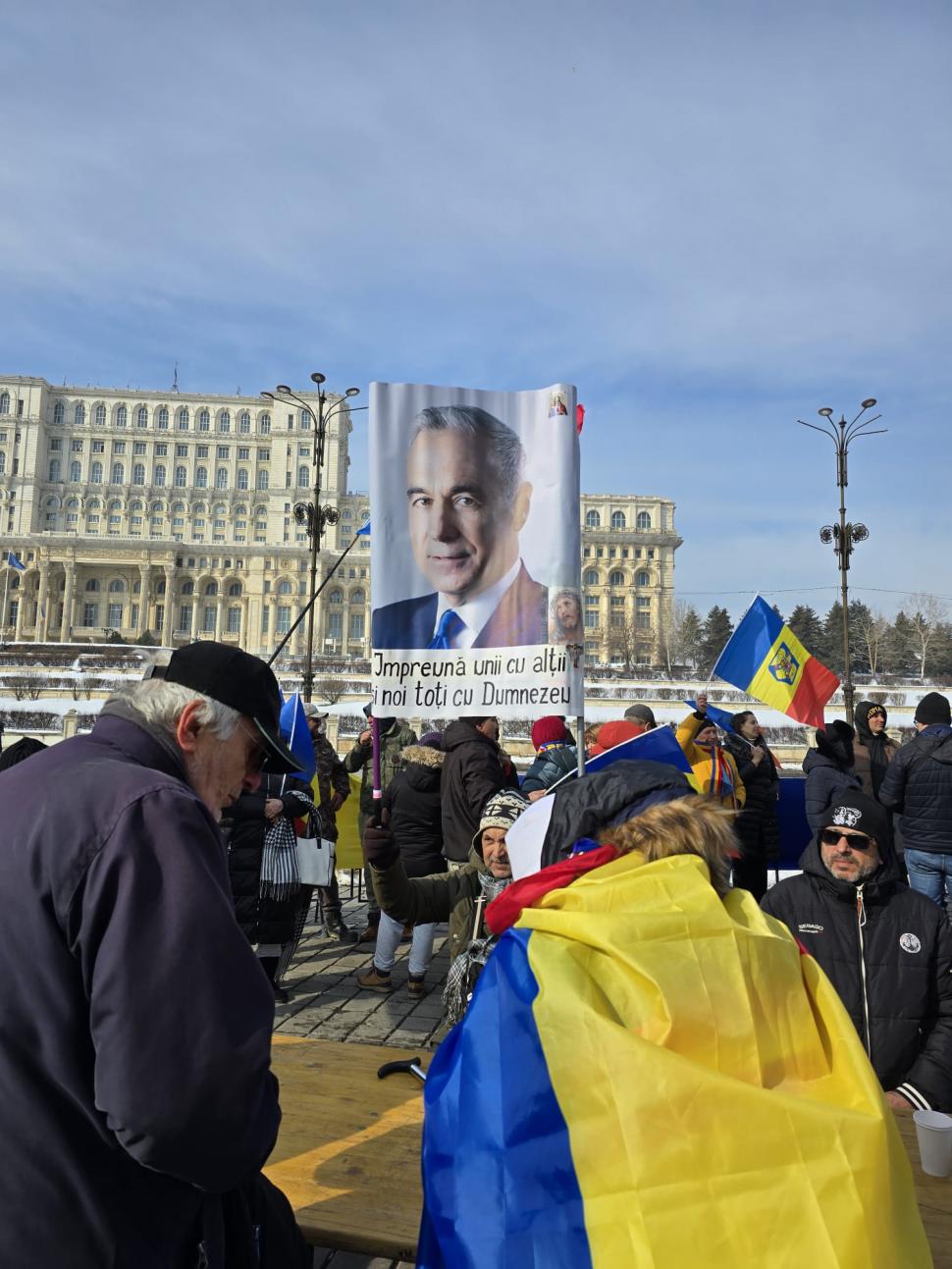 Cum a fost la protestul pro-Georgescu: ”Hai să adunăm zăpada de pe jos, să o punem în buzunare. Președintele merită să facem asta” 953751