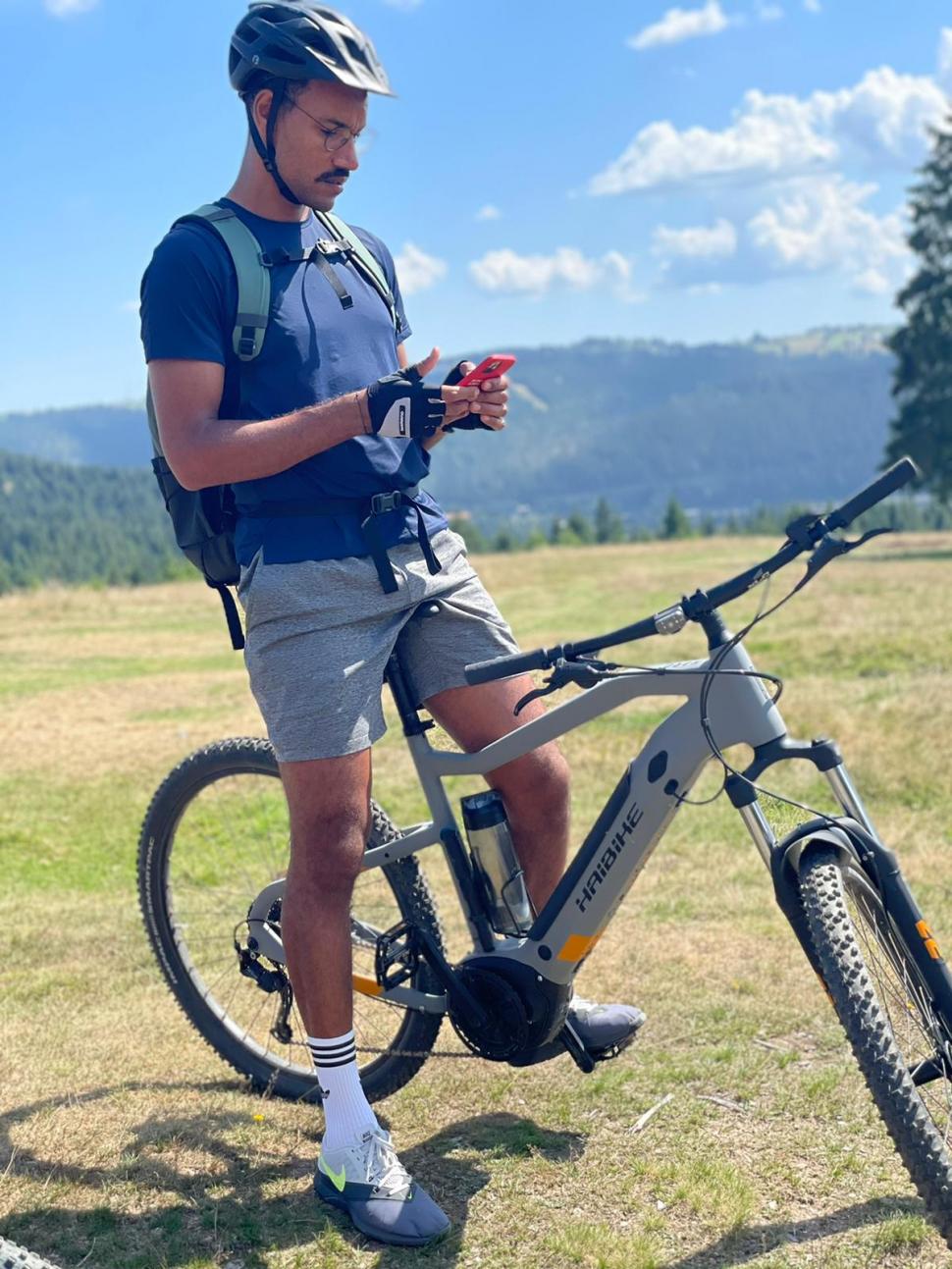 Povestea ardeleanului de culoare care oferă consultanță în afaceri și te învață să gătești pe TikTok: „Am fost sărac lipit” 952780