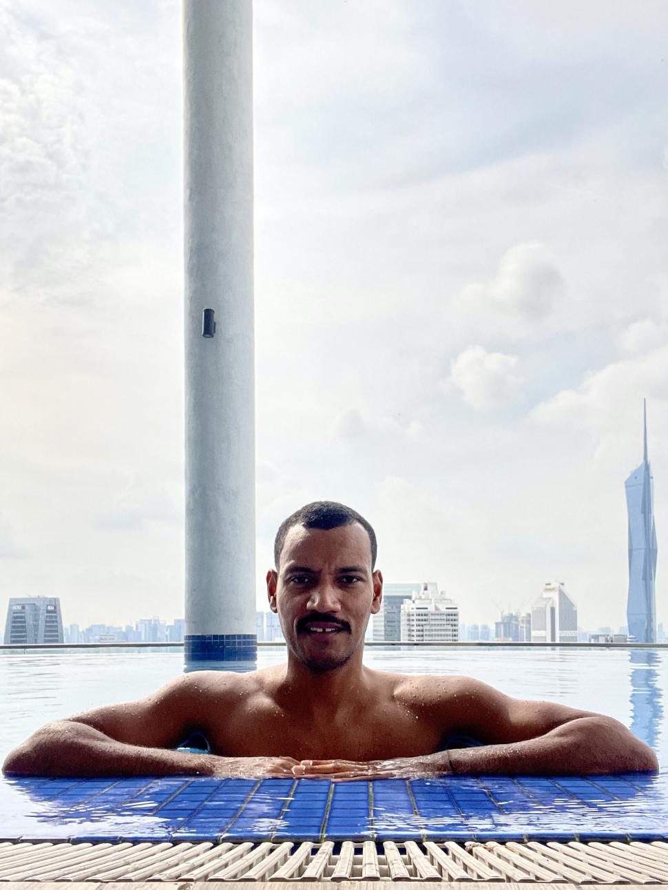 Povestea ardeleanului de culoare care oferă consultanță în afaceri și te învață să gătești pe TikTok: „Am fost sărac lipit” 952783