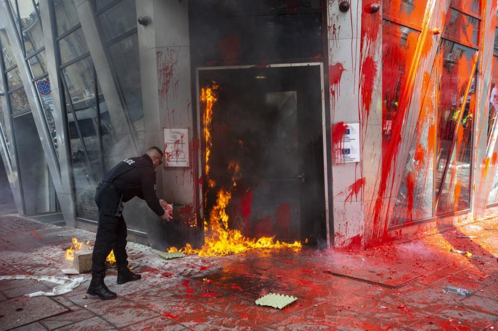 Proteste violente anti-UE în Bulgaria. Susținătorii unui partid pro-rus au incendiat reprezentanța Comisiei Europene la Sofia 953765