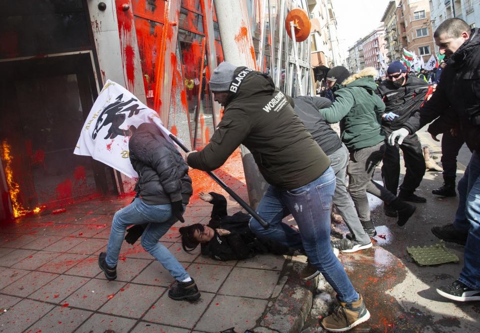 Proteste violente anti-UE în Bulgaria. Susținătorii unui partid pro-rus au incendiat reprezentanța Comisiei Europene la Sofia 953768