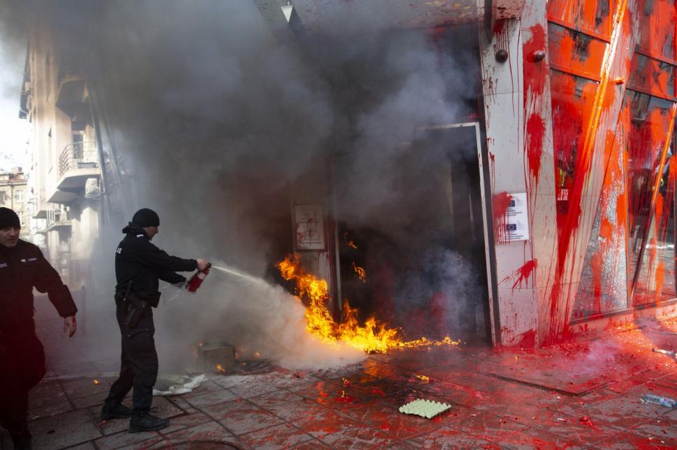 Proteste violente anti-UE în Bulgaria. Susținătorii unui partid pro-rus au incendiat reprezentanța Comisiei Europene la Sofia 953770