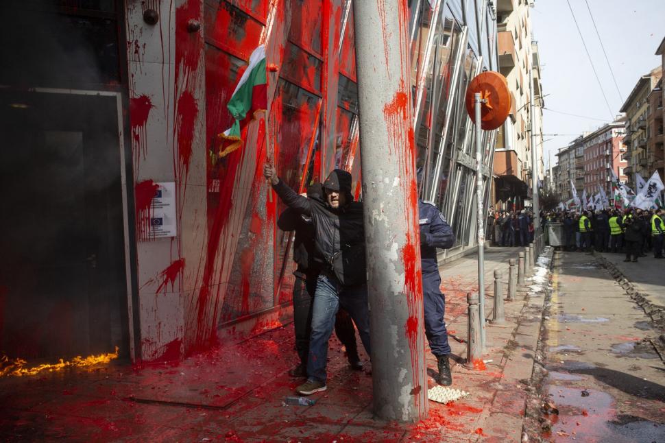 Proteste violente anti-UE în Bulgaria. Susținătorii unui partid pro-rus au incendiat reprezentanța Comisiei Europene la Sofia 953771