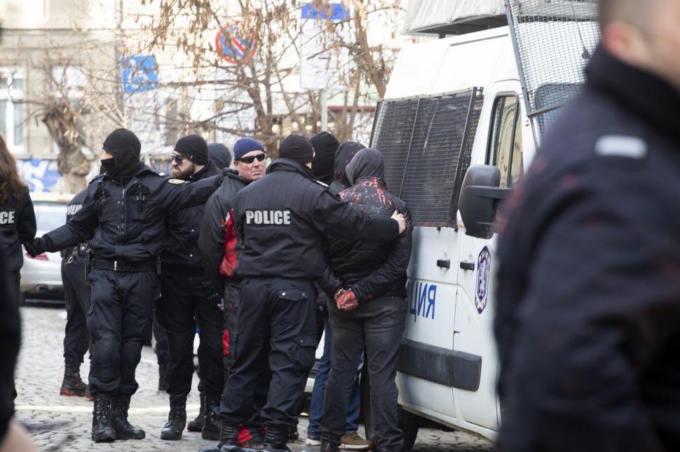 Proteste violente anti-UE în Bulgaria. Susținătorii unui partid pro-rus au incendiat reprezentanța Comisiei Europene la Sofia 953772