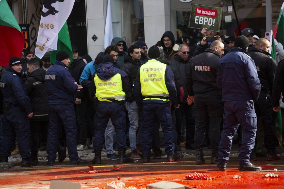 Proteste violente anti-UE în Bulgaria. Susținătorii unui partid pro-rus au incendiat reprezentanța Comisiei Europene la Sofia 953773