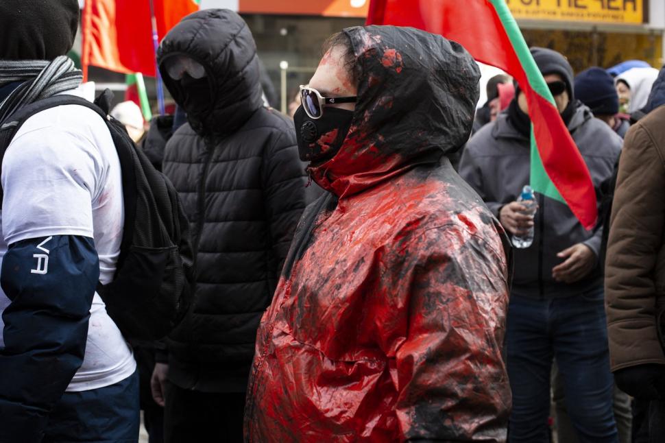 Proteste violente anti-UE în Bulgaria. Susținătorii unui partid pro-rus au incendiat reprezentanța Comisiei Europene la Sofia 953774