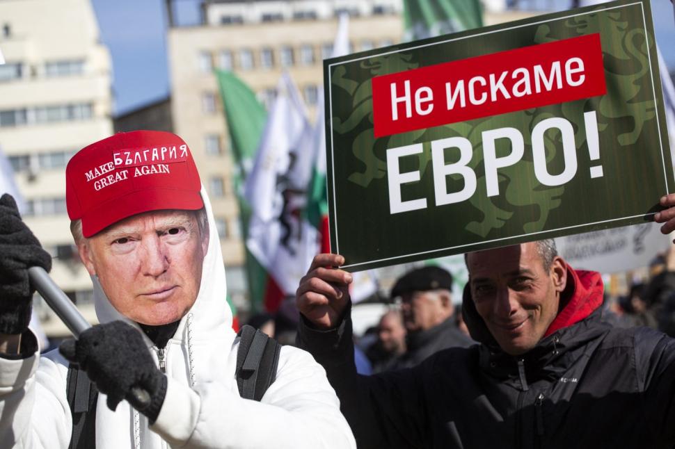 Proteste violente anti-UE în Bulgaria. Susținătorii unui partid pro-rus au incendiat reprezentanța Comisiei Europene la Sofia 953776