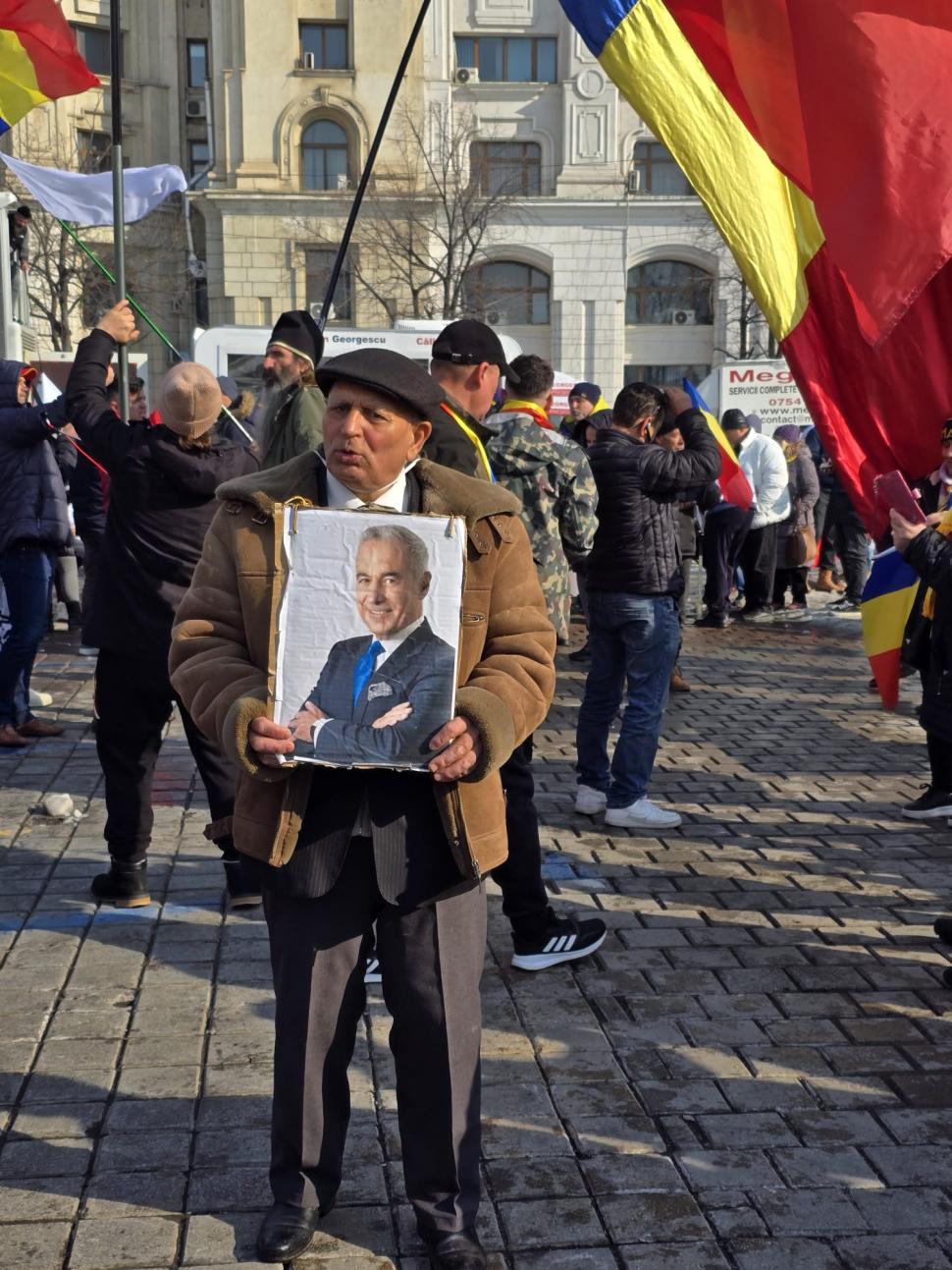 Călin Georgescu a venit în cârje la protestul din Piața Constituției. Miting AUR în Piața Victoriei 953702