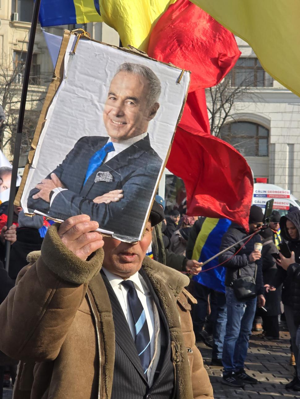 Călin Georgescu a venit în cârje la protestul din Piața Constituției. Miting AUR în Piața Victoriei 953703