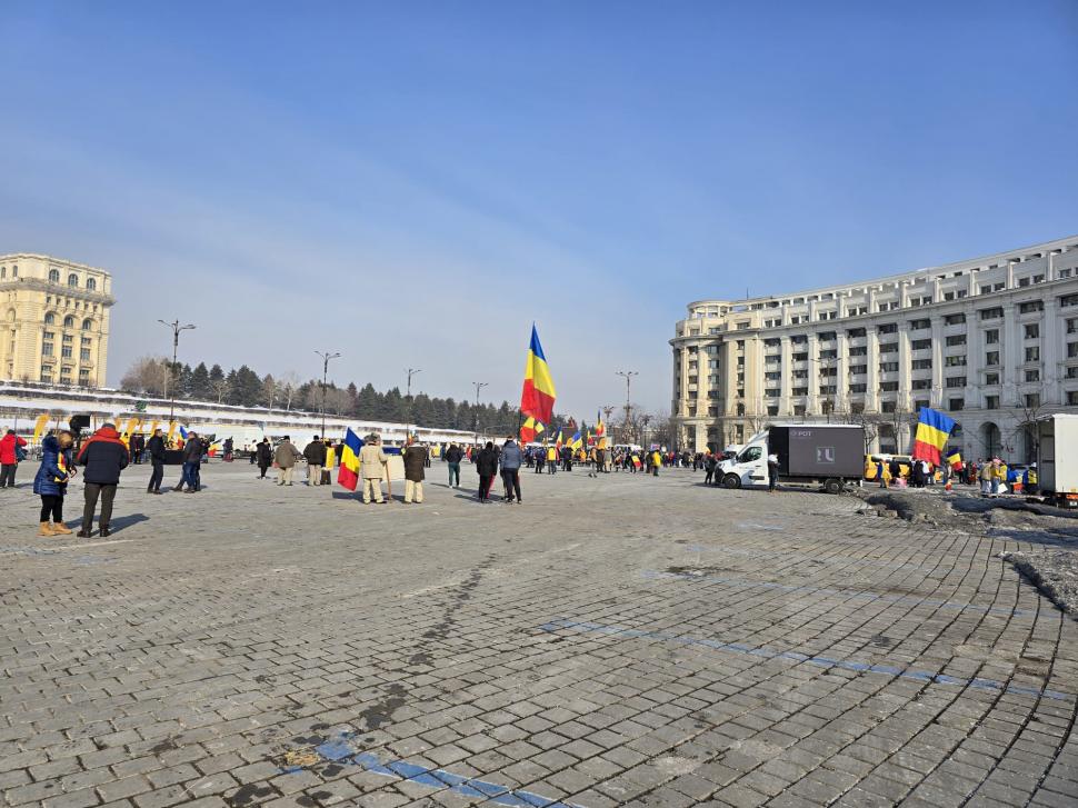 Călin Georgescu a venit în cârje la protestul din Piața Constituției. Miting AUR în Piața Victoriei 953704