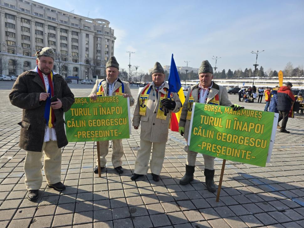 Călin Georgescu a venit în cârje la protestul din Piața Constituției. Miting AUR în Piața Victoriei 953705