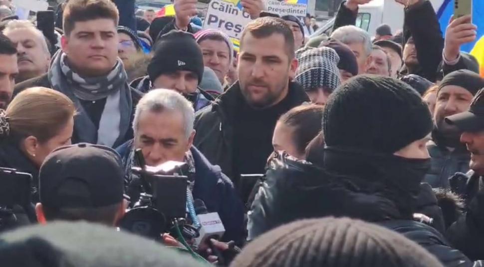Călin Georgescu a venit în cârje la protestul din Piața Constituției. Miting AUR în Piața Victoriei 953709