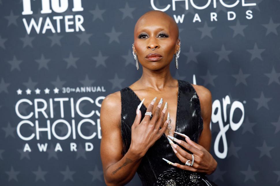 Amazon a cumpărat drepturile asupra francizei James Bond. Bezos își întreabă urmăritorii: cine să fie următorul agent 007? 953800