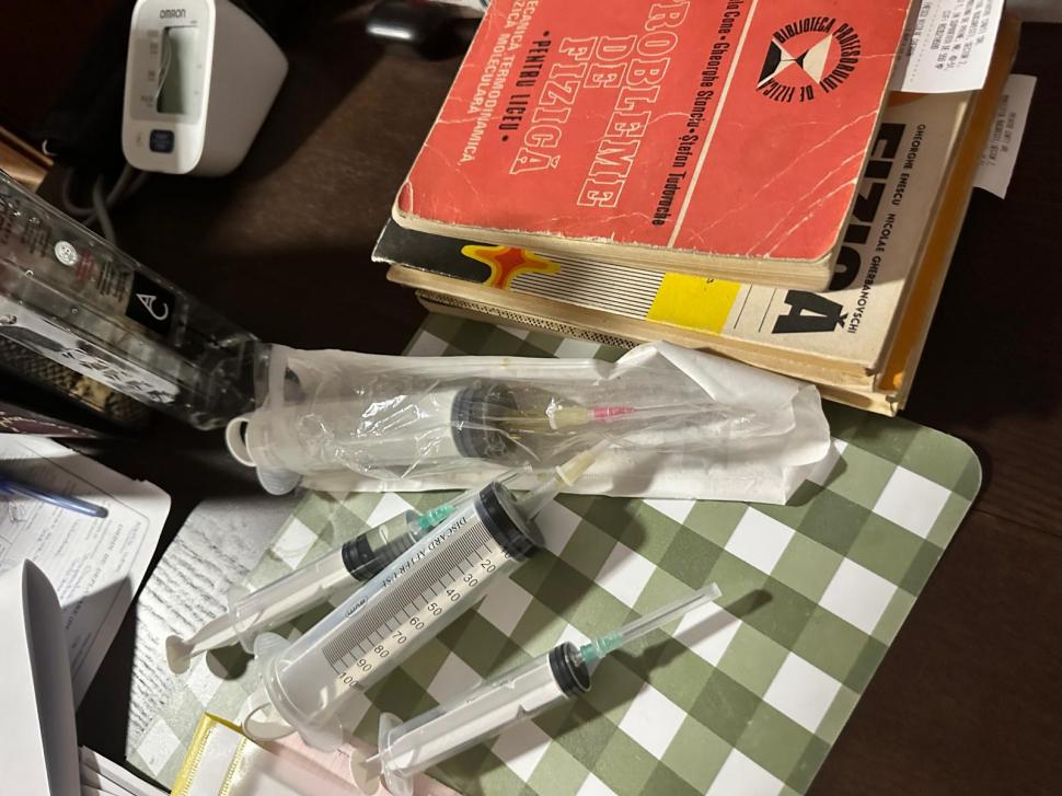 Dezastru în 250 de azile de bătrâni: medicamente expirate și mizerie. O femeie dintr-un centru ilegal a murit în drum spre spital 954076